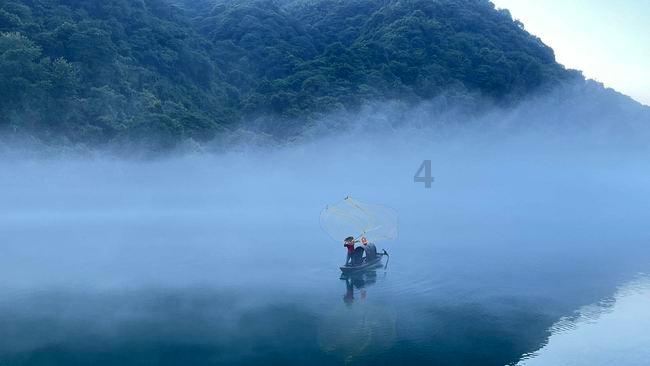 央视主持人吞300颗安眠药自杀，被抢救7天7夜，如今过得怎么样？