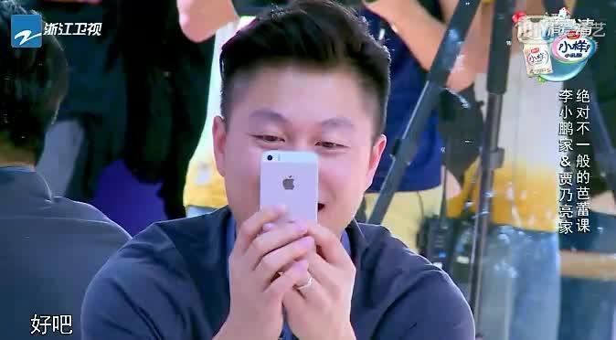 军车返营途中突然停下，随后赶到的消防员向3位战士竖起了大拇指……