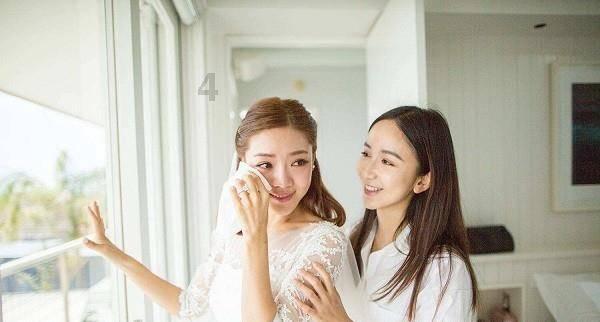 女孩清洁音乐室